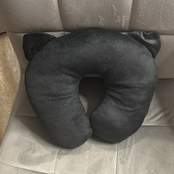 Black cat travel pillow - Picture 2 of 3